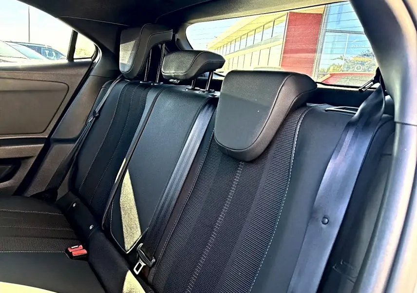 Vue intérieure des sièges arrière noirs de l'Opel Mokka Electric 156 gs 2025, avec appuie-têtes et ceintures visibles.