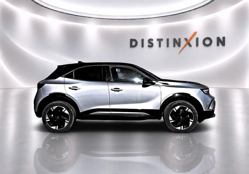 Opel Mokka Electric 156 gs gris vue de profil côté gauche, avec jantes alu noires et toit noir contrasté.