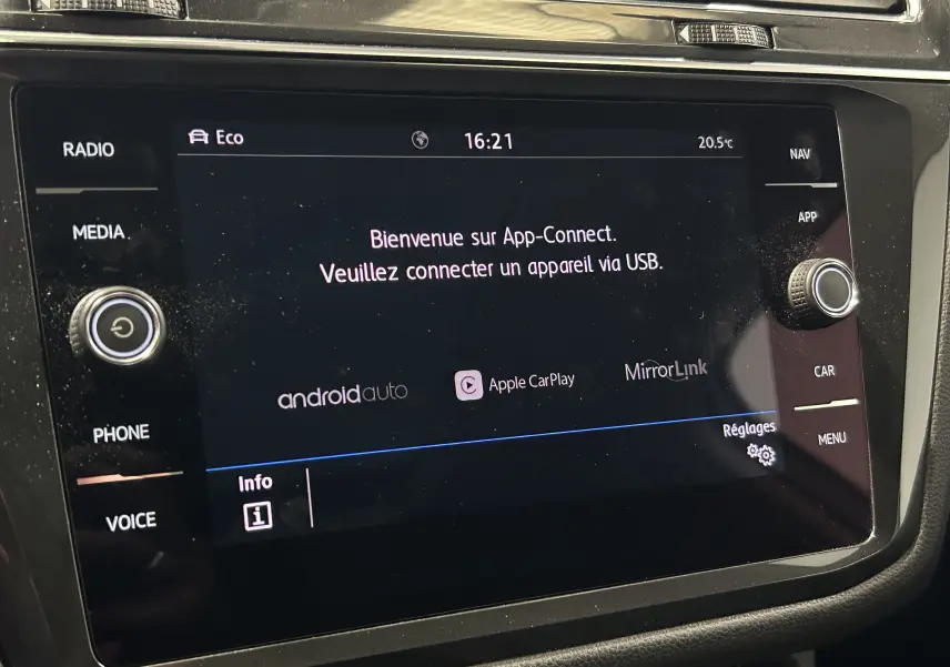 Écran tactile central du Volkswagen Tiguan Allspace 2018 affichant l'interface App-Connect avec options Android Auto et Apple CarPlay.