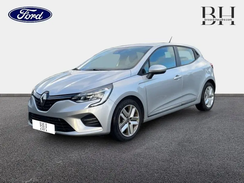 Renault Clio 2019 gris platine vue 3/4 avant droit avec jantes alliage et feux LED diurnes allumés.