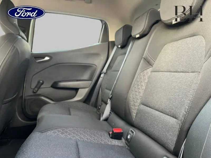 Vue intérieure du siège arrière côté gauche de la Renault Clio 2019 avec tissu noir à motifs surpiqués.