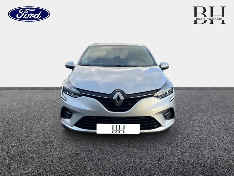 Vue frontale d'une Renault Clio gris platine 2019 avec calandre noire et phares LED distinctifs.
