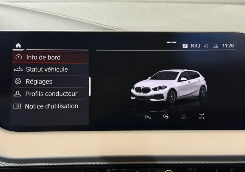 Écran tactile du tableau de bord montrant une BMW Série 1 blanche en 3/4 avant droit avec menu d'info de bord.