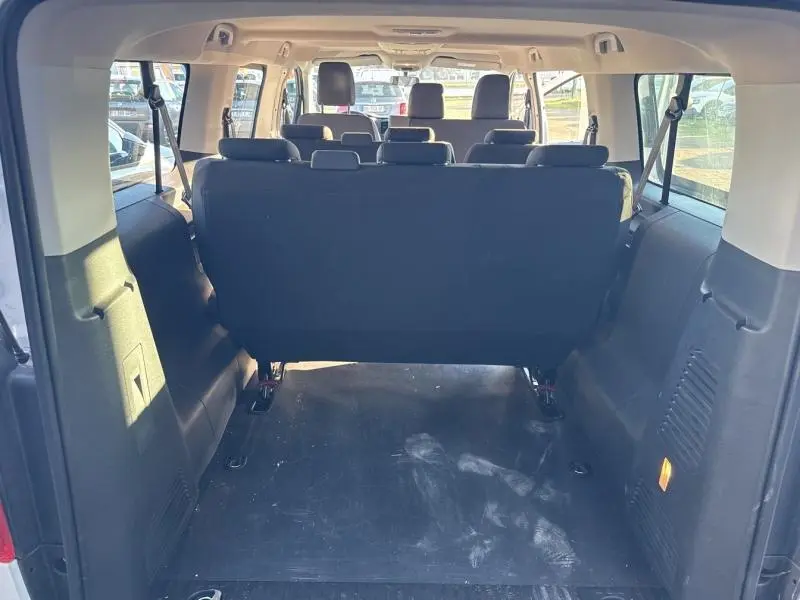Vue arrière intérieure du Citroën Jumpy XL blanc, montrant la banquette arrière et l'espace de chargement.