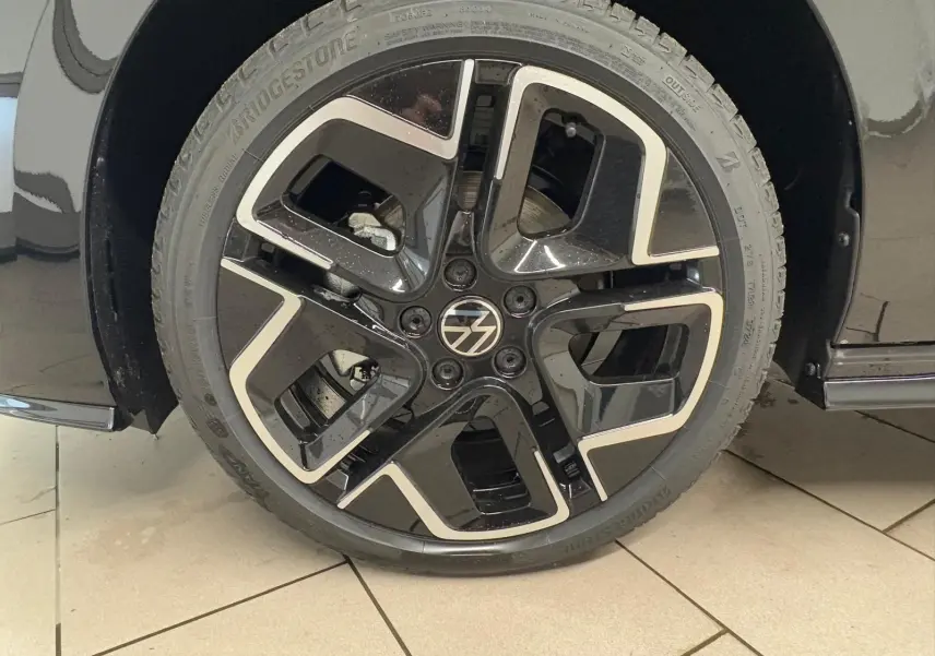 Gros plan sur la roue avant droite noire grenadille d'une Volkswagen Golf 2.0 TDI 150 DSG7 R-Line.