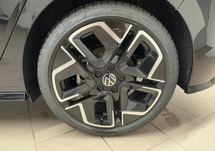 Gros plan sur la roue avant droite noire et argentée de la Volkswagen Golf 2.0 TDI 150 DSG7 R-Line 2026.