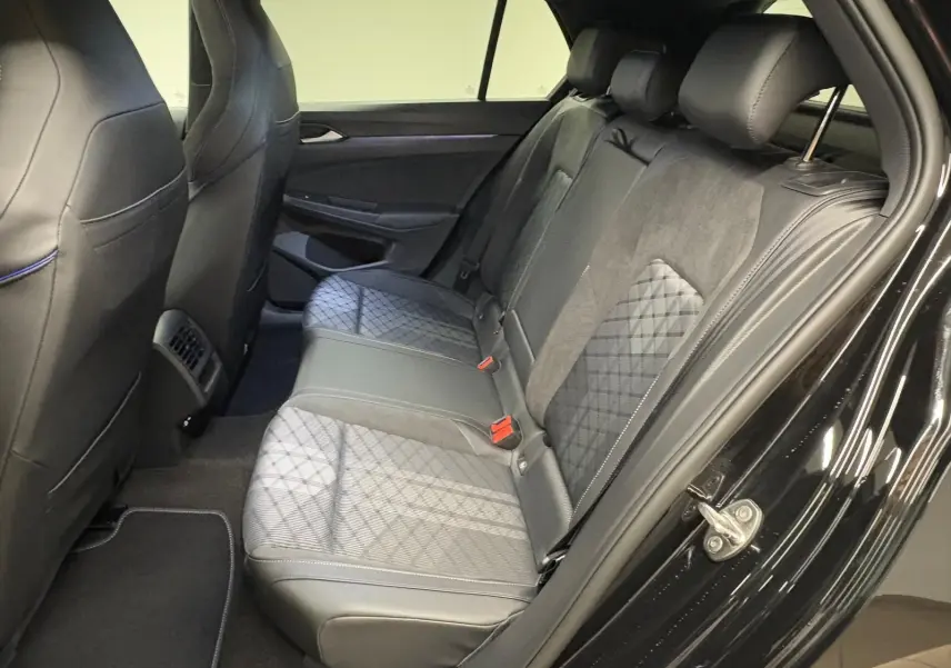 Vue intérieure côté droit des sièges arrière en cuir et tissu gris de la Volkswagen Golf 2.0 TDI 150 DSG7 R-Line noir grenadille.