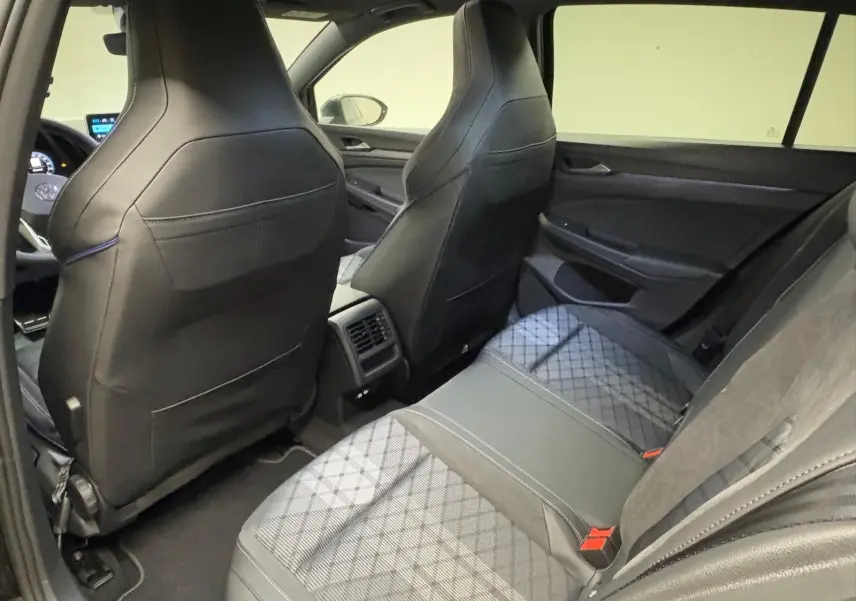 Vue intérieure arrière côté droit de la Volkswagen Golf 2.0 TDI R-Line 2026, sièges en cuir noir et tissu gris à motifs.