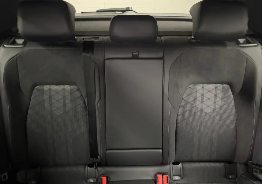 Vue arrière intérieure des sièges arrière en tissu et cuir noir de la Volkswagen Golf 2.0 TDI R-Line 2026.