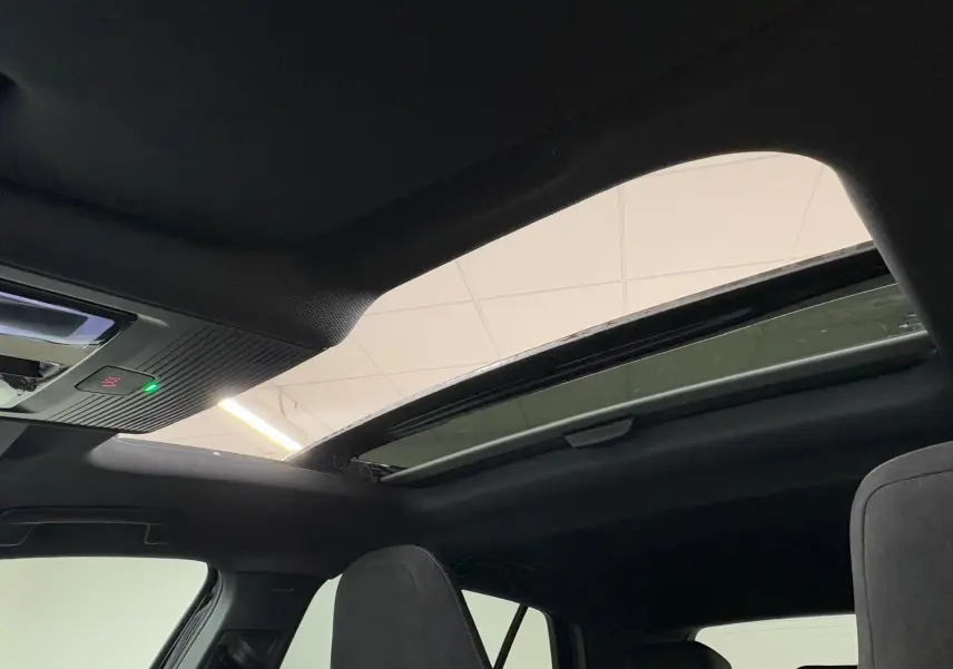 Vue intérieure du toit ouvrant panoramique ouvert sur Volkswagen Golf 2.0 TDI noir Grenadille, mettant en valeur l'habitacle sombre.