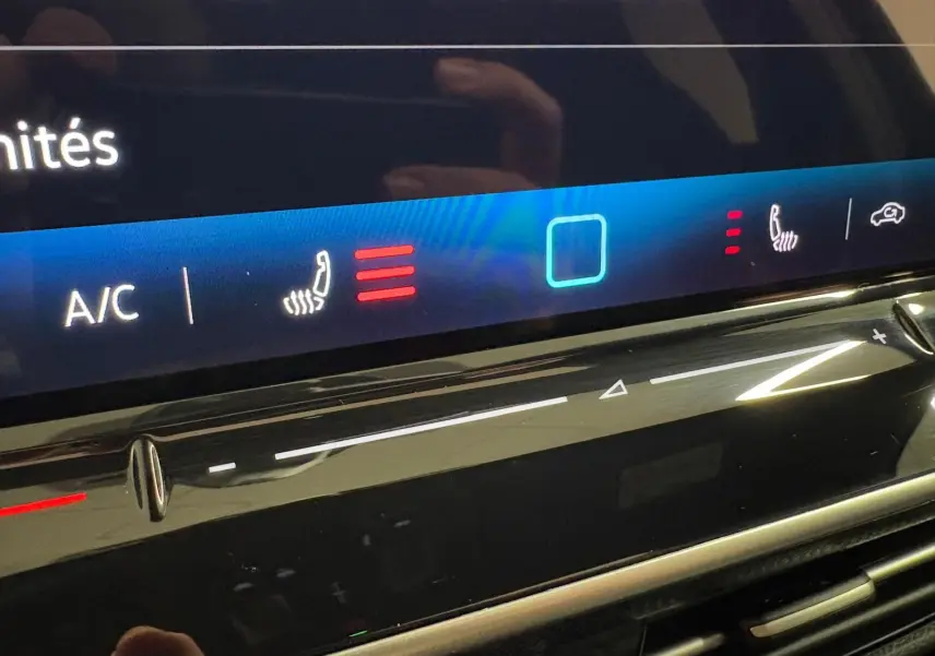 Détail de la console centrale tactile de la Volkswagen Golf 2.0 TDI 150 DSG7 R-Line avec commandes de sièges chauffants et climatisation.