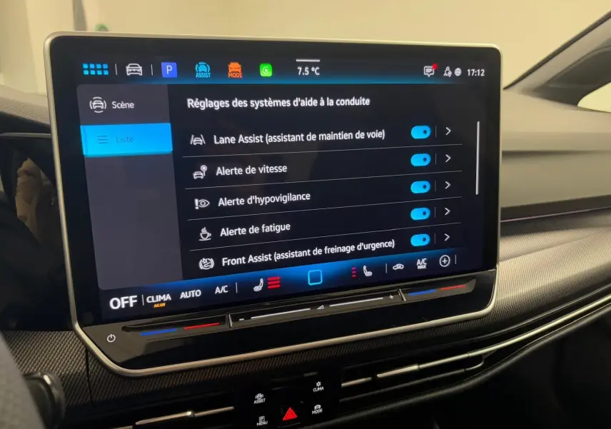 Écran tactile central du Volkswagen Golf 2.0 TDI R-Line 2026 affichant les réglages d'aides à la conduite.