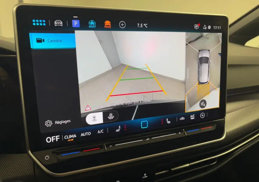 Écran tactile intérieur affichant la caméra 360° de la Volkswagen Golf 2.0 TDI noire, vue arrière et dessus.