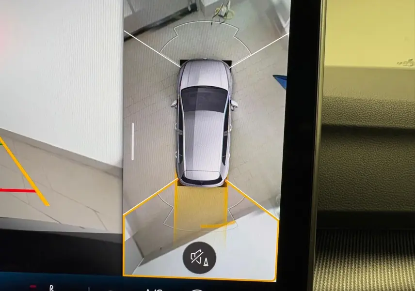Vue écran intérieur montrant la caméra 360° de la Volkswagen Golf noire Grenadille, vue aérienne du véhicule stationné.