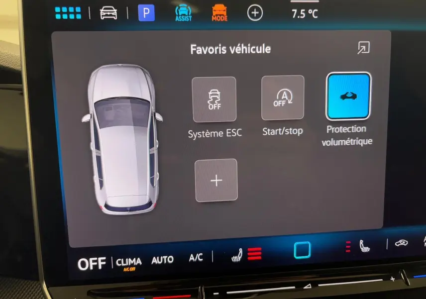 Écran tactile affichant la vue 360° d'une Volkswagen Golf noire vue de dessus avec options de sécurité activables.