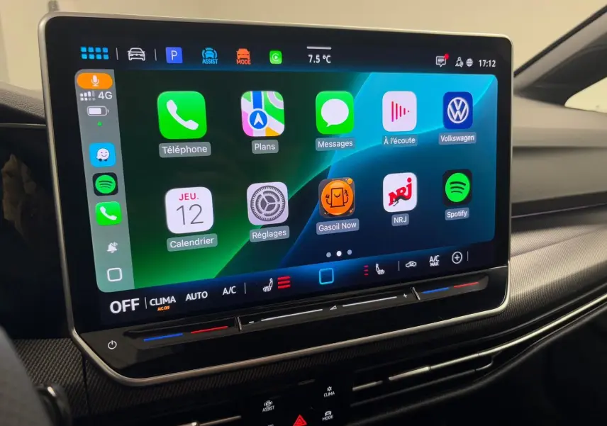 Écran tactile central du tableau de bord de la Volkswagen Golf 2.0 TDI 150 DSG7 R-Line, affichant les applications connectées.