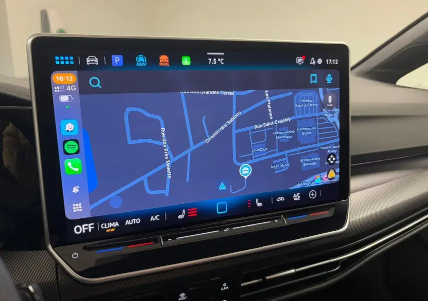 Écran tactile central affichant la navigation dans l’habitacle d’une Volkswagen Golf 2.0 TDI Noir Grenadille.