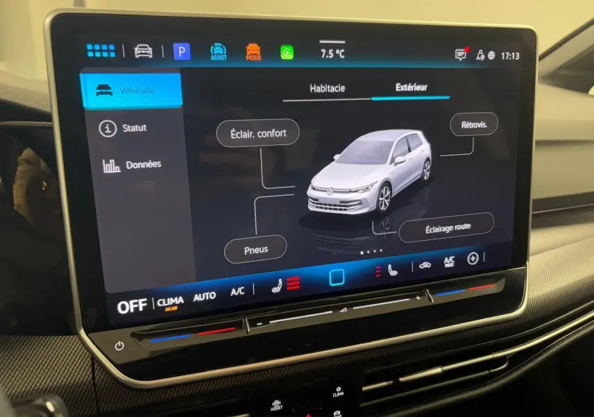 Écran tactile intérieur affichant les réglages extérieurs d’une Volkswagen Golf 2.0 TDI 150 DSG7 R-Line noire.