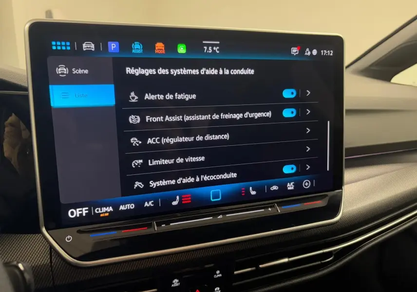 Écran tactile central de la Volkswagen Golf 2.0 TDI 2026 affichant les réglages d'aides à la conduite, intérieur noir.