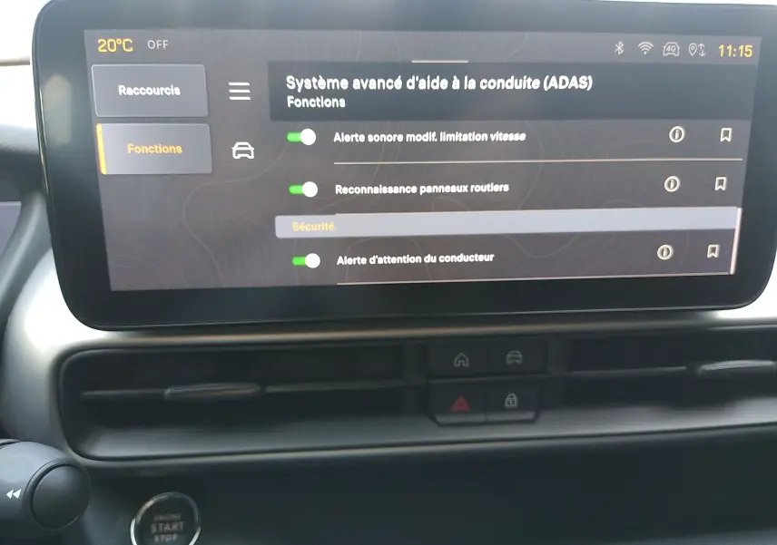 Écran tactile central du Jeep Avenger eHYBRID 2025 affichant les options avancées d’aide à la conduite, intérieur gris.