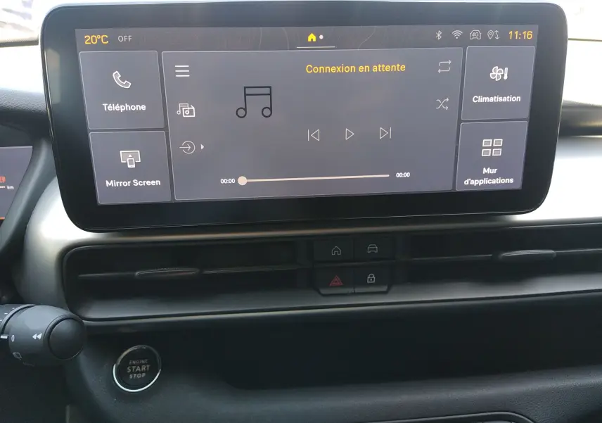 Écran tactile central du tableau de bord du Jeep Avenger gris, affichant le menu multimédia et climatisation.