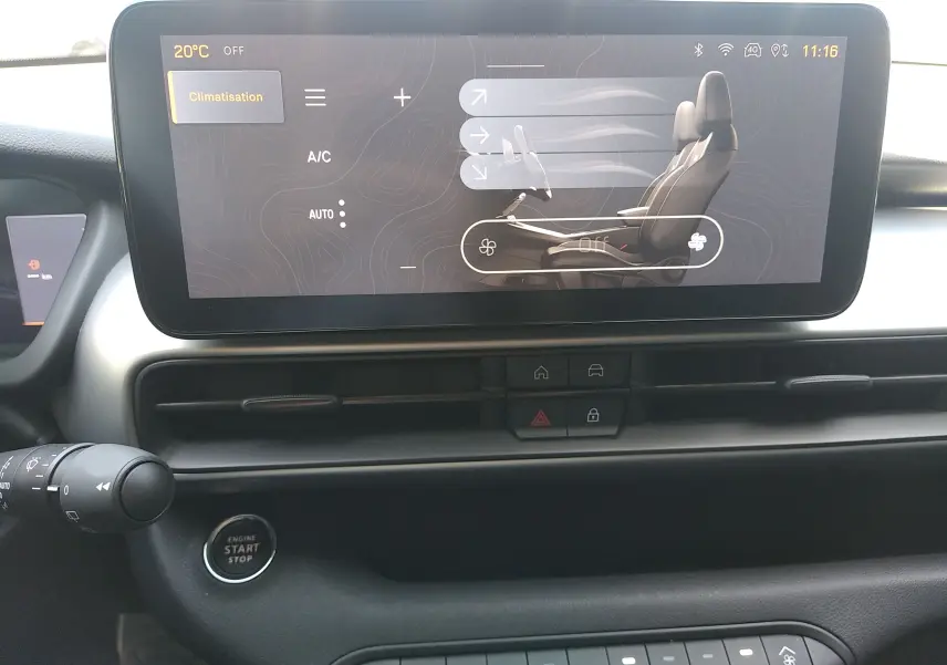 Vue intérieure du tableau de bord du Jeep Avenger gris, avec écran tactile central affichant les réglages de climatisation.