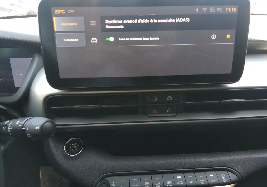 Vue intérieure du tableau de bord du Jeep Avenger eHYBRID 2025, écran tactile affichant l'aide au maintien dans la voie.