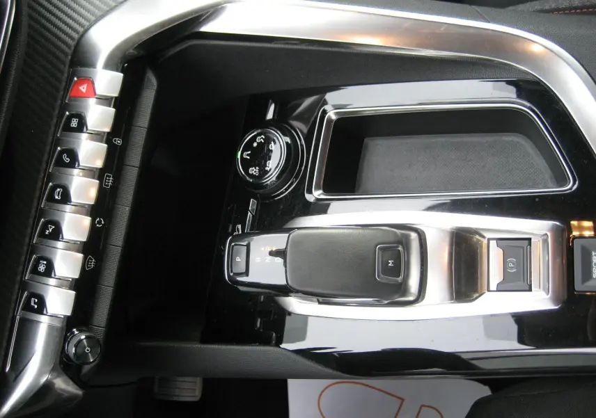 Vue rapprochée de la console centrale noire brillante du Peugeot 3008 Business 2020 avec levier de vitesse automatique.
