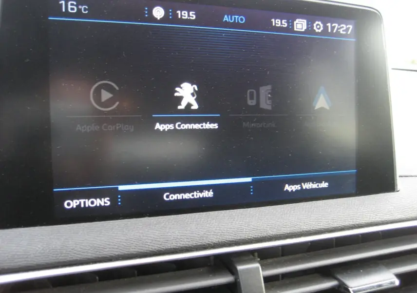 Écran tactile central du Peugeot 3008 Business 2020 affichant les options de connectivité et applications connectées.