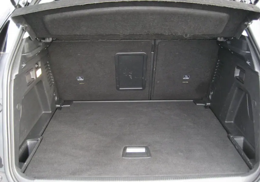 Coffre spacieux noir du Peugeot 3008 Business 2020 vu de l'arrière avec banquette arrière rabattue.