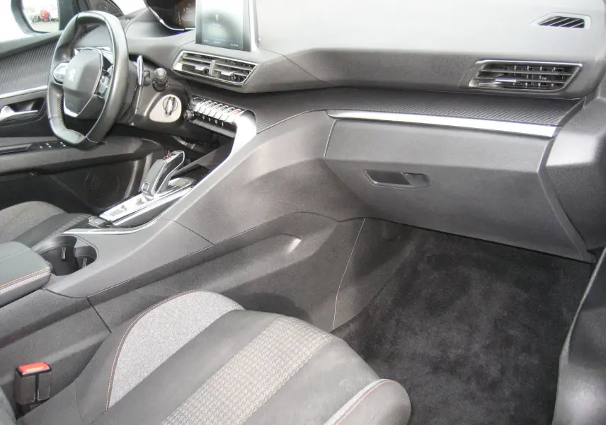 Intérieur avant droit du Peugeot 3008 Business 2020 noir, tableau de bord moderne avec écran central et volant compact.