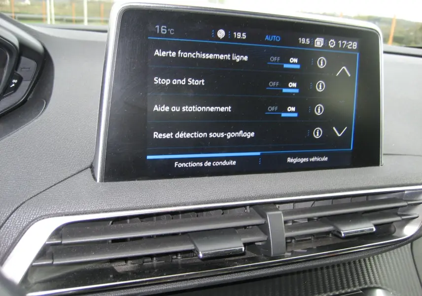 Écran tactile central du Peugeot 3008 Business 2020 affichant les réglages d'aides à la conduite dans un intérieur noir.