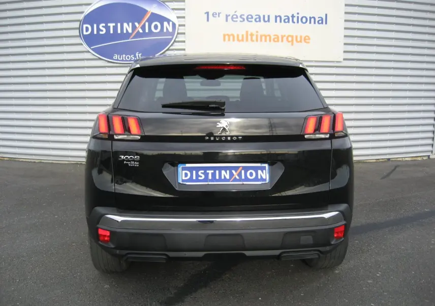 Vue arrière d'un Peugeot 3008 noir 2020 avec feux arrière à trois griffes caractéristiques et logo central.