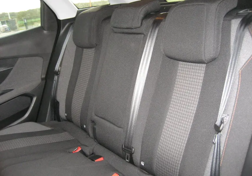 Vue intérieure des sièges arrière noirs du Peugeot 3008 Business 2020, avec ceintures de sécurité visibles.