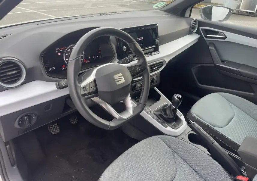 Intérieur de la SEAT Ibiza blanc, vue côté conducteur montrant le volant multifonction et la boîte manuelle.