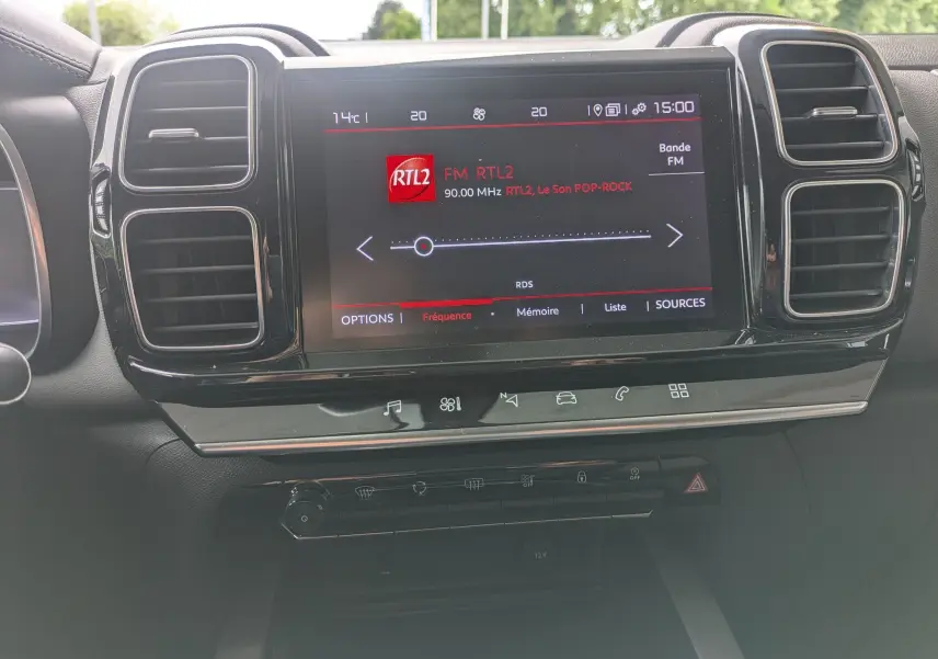 Vue rapprochée du tableau de bord noir du Citroën C5 Aircross 2020, écran tactile affichant la radio FM RTL2.