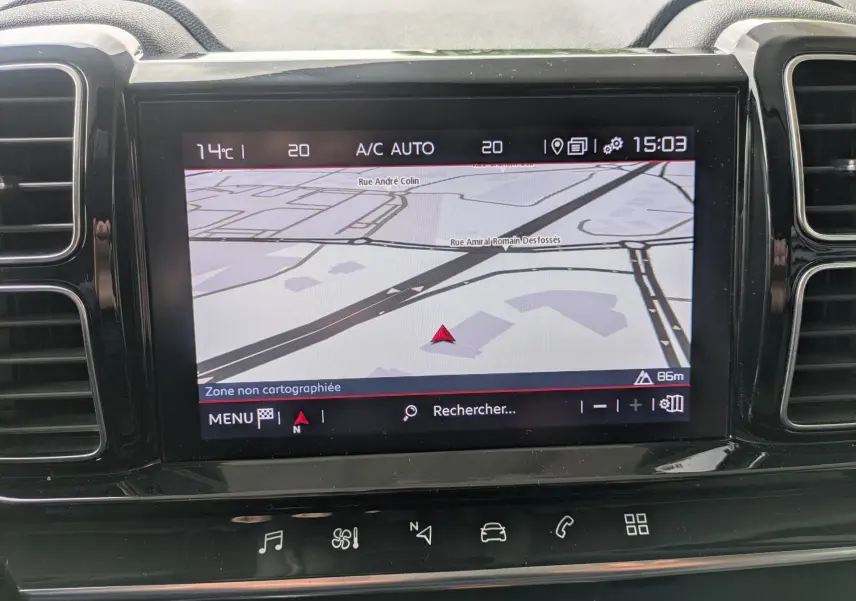 Écran tactile central du Citroën C5 Aircross blanc de 2020, affichant la navigation GPS avec carte en mode jour.