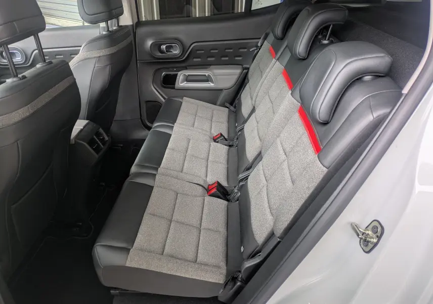 Vue intérieure côté droit des sièges arrière gris et noirs avec surpiqûres rouges du Citroën C5 Aircross blanc 2020.