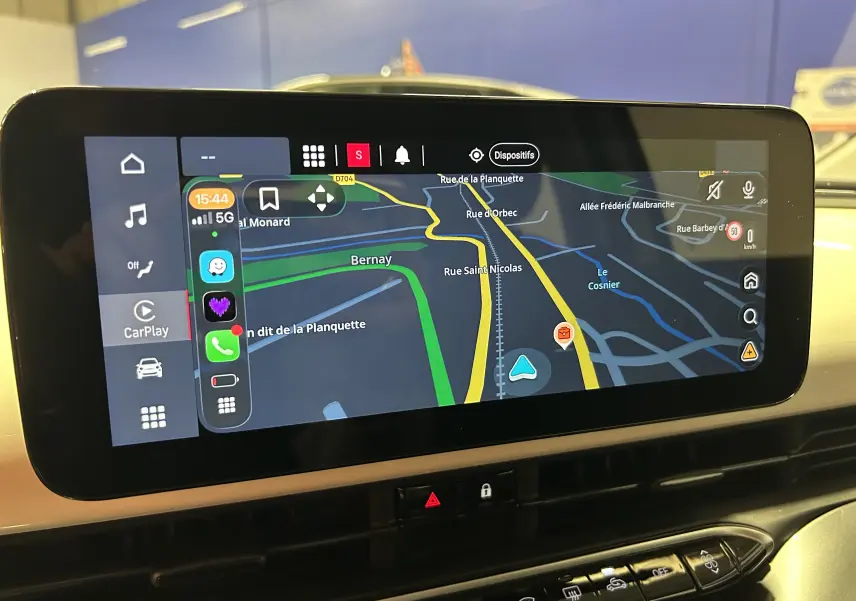 Écran tactile central de la FIAT 500 électrique 2023 affichant la navigation avec carte et options connectées.