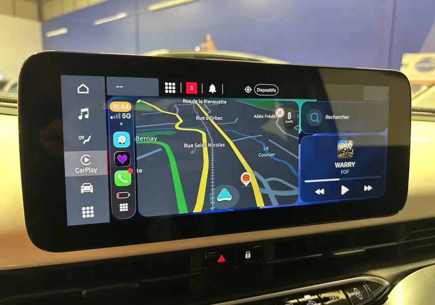 Écran tactile central de la Fiat 500 électrique 2023 affichant la navigation et les commandes multimédia.