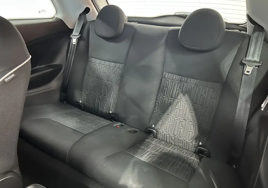 Vue intérieure de la banquette arrière noire avec motifs FIAT embossés sur une Fiat 500 électrique 2023.