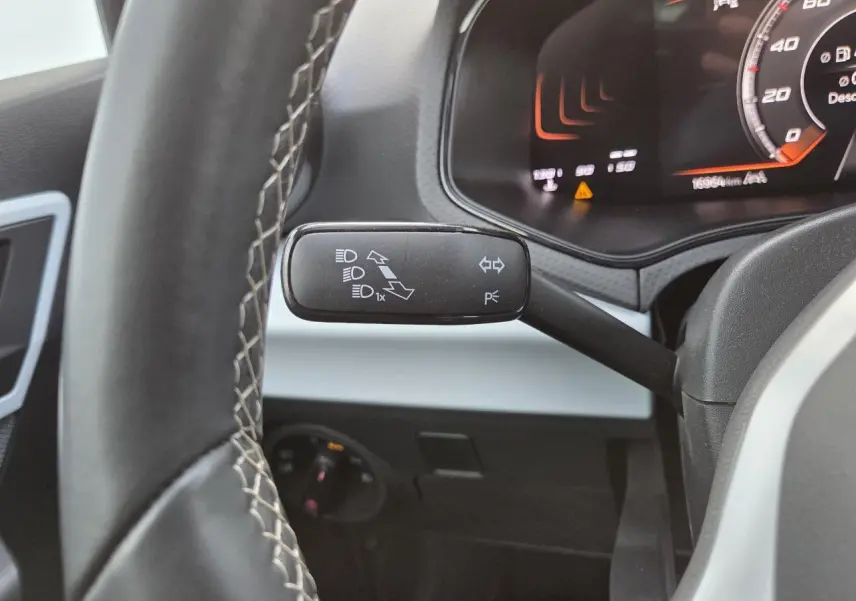 Gros plan sur la manette de clignotant à gauche du volant dans le tableau de bord digital d'une SEAT Ibiza 2025.