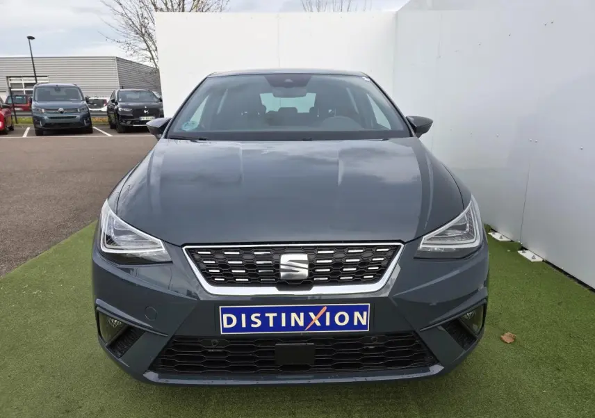 Vue frontale d'une SEAT IBIZA 2025 bleu Fjord métallisé avec calandre chromée et phares LED triangulaires.