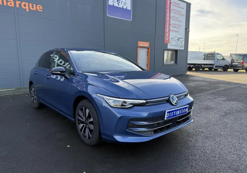 Volkswagen Golf 2025 bleu anémone métallisée vue 3/4 avant avec projecteurs LED et jantes distinctives.