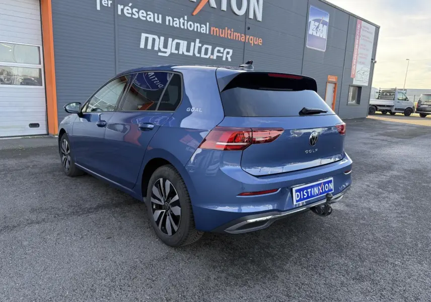 Volkswagen Golf 2.0 TDI bleu anémone métallisé vue 3/4 arrière droit avec attelage escamotable et vitres surteintées.