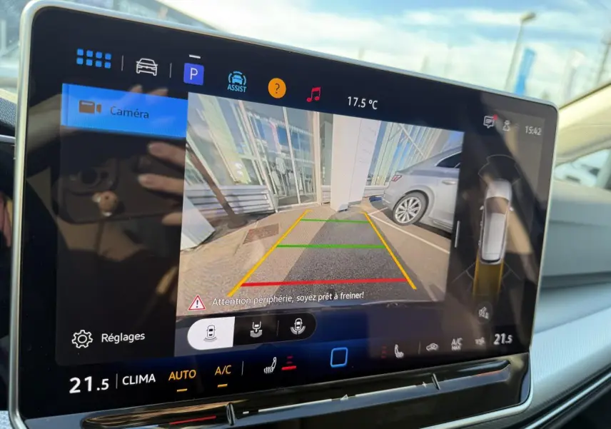 Écran tactile intérieur de la Golf 2.0 TDI 2025 affichant la caméra de recul avec vue arrière et réglages climatisation.