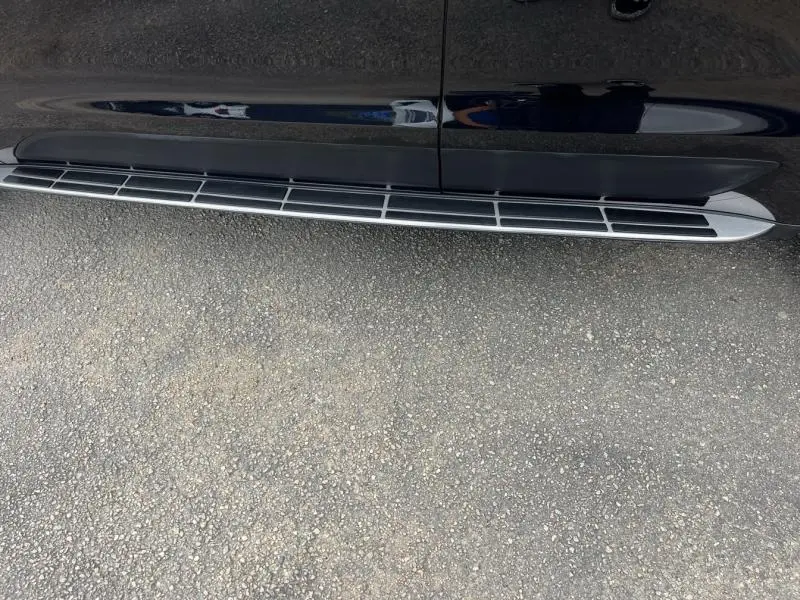 Marchepied latéral en aluminium sur le côté gauche d’un Porsche Macan noir 2018.