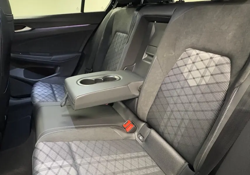 Vue intérieure côté droit des sièges arrière de la Volkswagen Golf 2.0 TDI R-Line avec accoudoir central relevé.