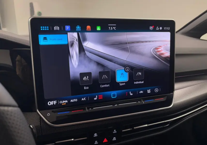 Écran tactile central affichant les modes de conduite dans l'habitacle d'une Volkswagen Golf 2.0 TDI noir Grenadille.