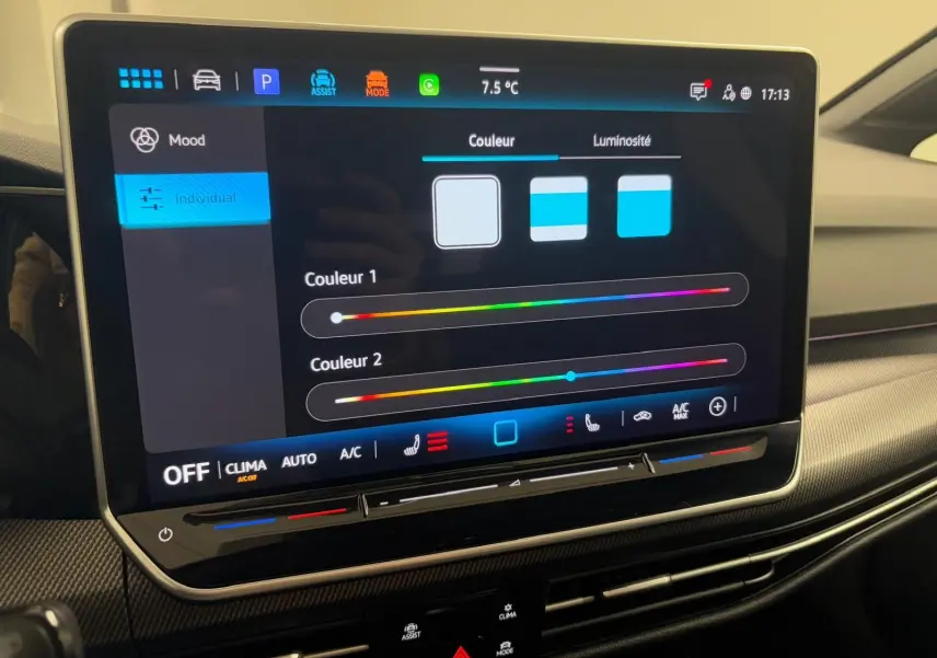 Écran tactile central du Volkswagen Golf 2.0 TDI 150 DSG7 R-Line affichant les réglages de couleur d'ambiance intérieure.